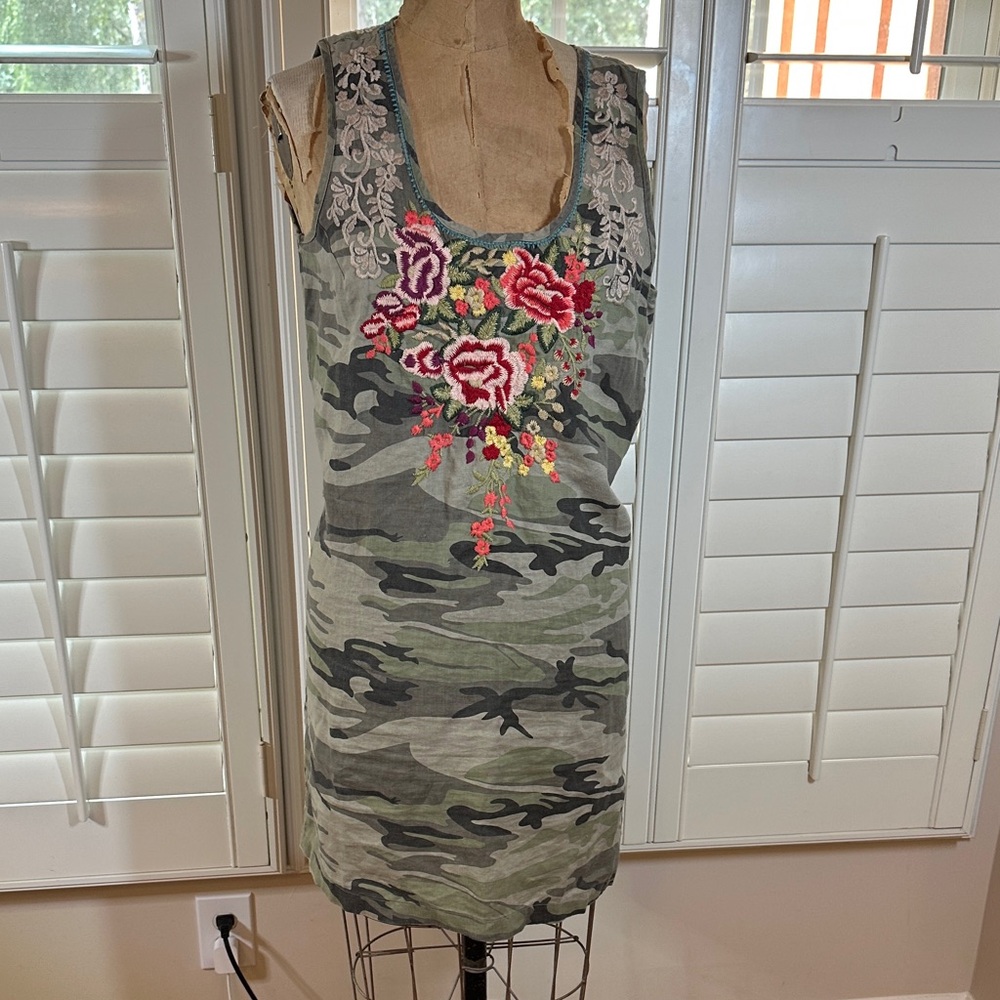 Johnny Was Camo Embroidered Shift dress with button detail 8-13-001